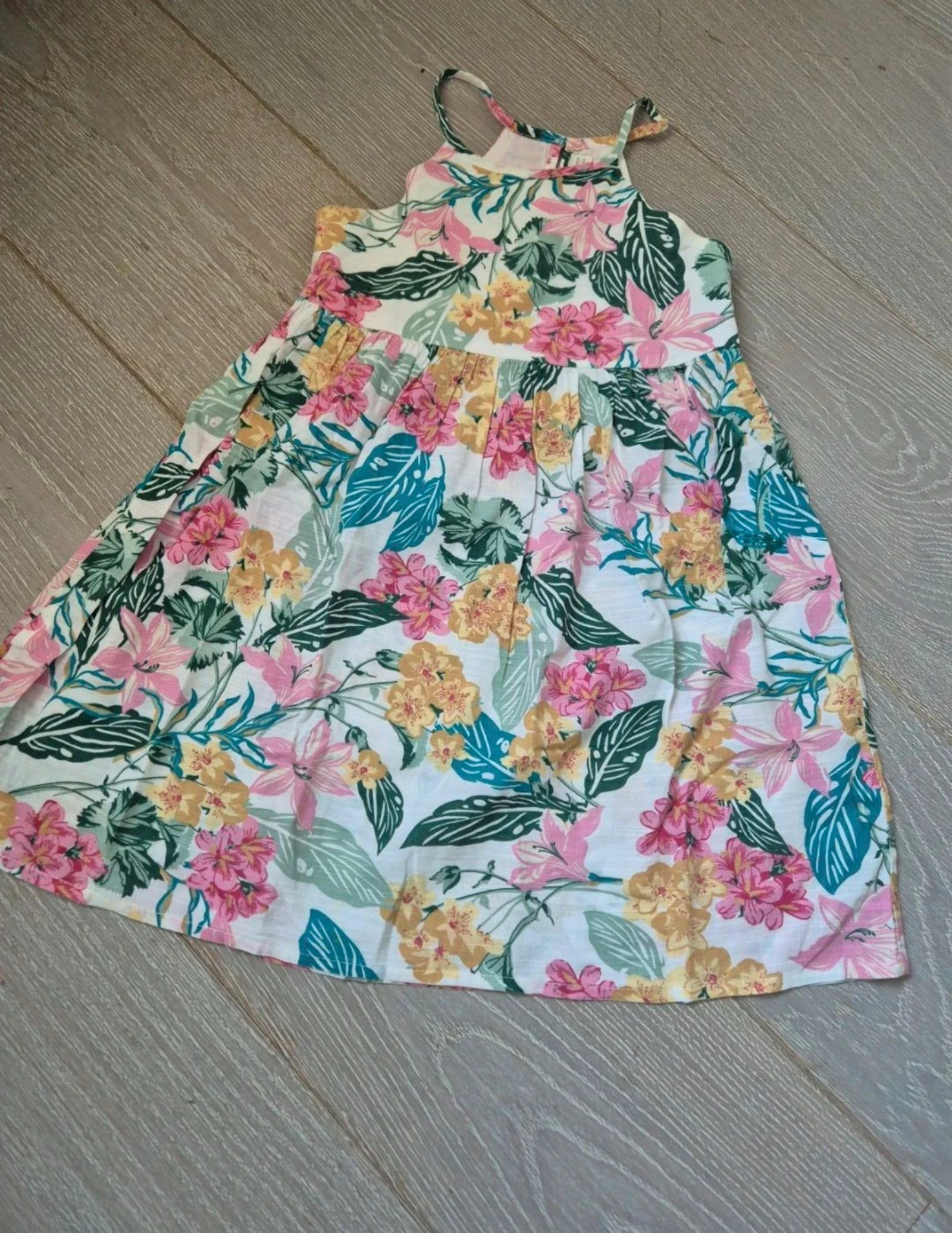 Vestido estampado floral. Mango. Talla 7 años